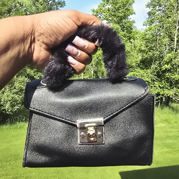 Elegant Black Handbag with Gold Accents - Picture 4 of 4